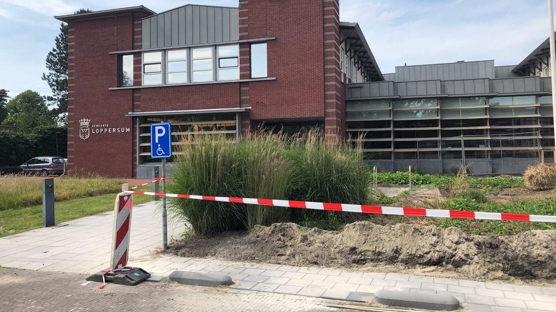 Het gemeentehuis in Loppersum wordt momenteel wel versterkt