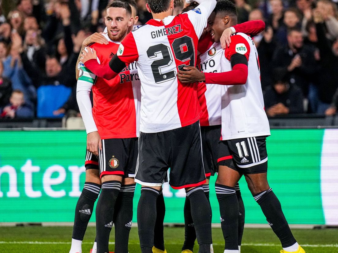 De spelers van Feyenoord vieren een van de treffers tegen Excelsior.