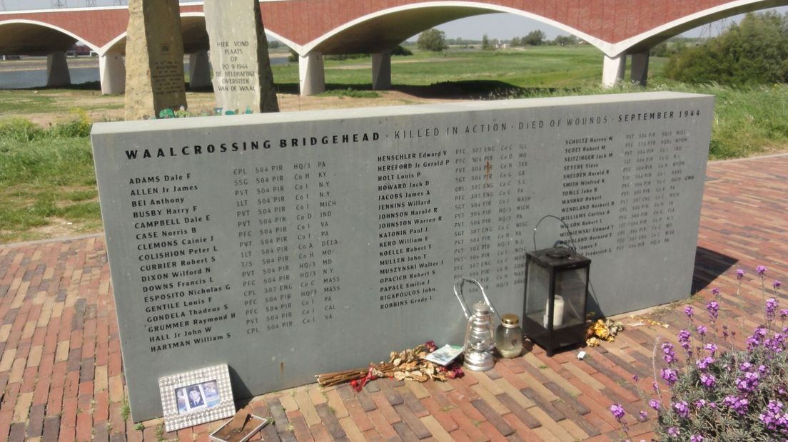 Monument bij de brug De Oversteek, ter nagedachtenis aan de mannen die sneuvelden - Publiek Domein
