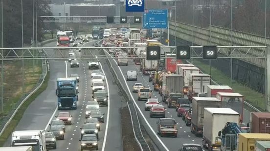 Ruim anderhalf uur vertraging na ongeluk op snelweg. Ruim anderhalf uur vertraging na ongeluk op snelweg.
