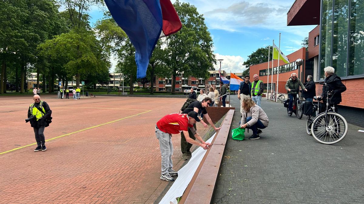 LIVE | Azc-demonstratie Vriezenveen rustig van start