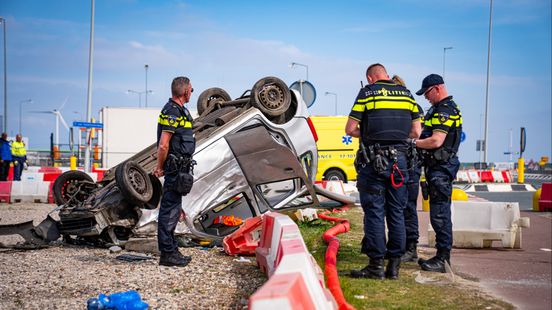 Auto belandt ondersteboven naast de A6 na botsing bij Almere. Auto belandt ondersteboven naast de A6 na botsing bij Almere.
