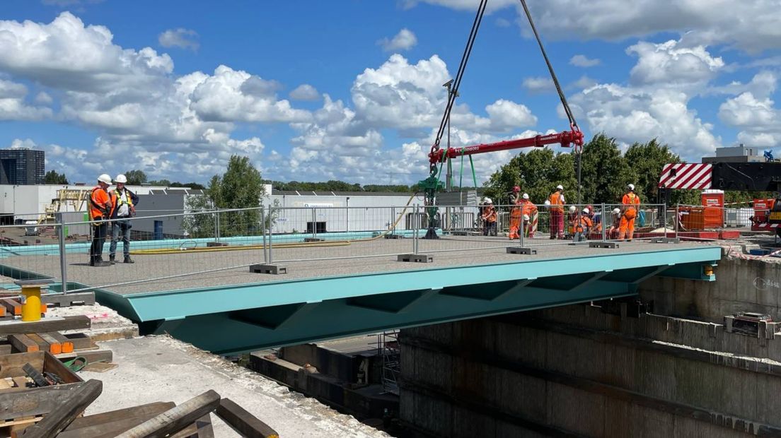 Het nieuwe deel van de Euvelgunnerbrug is geplaatst
