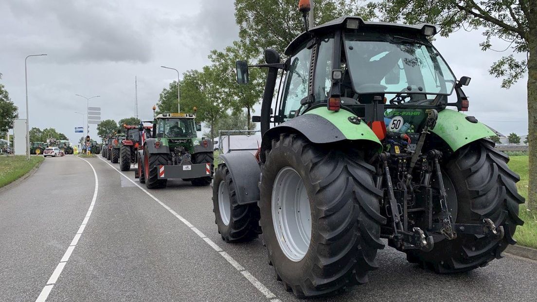 Boeren vertrekken bij distributiecentrum Zwolle na ultimatum van burgemeester