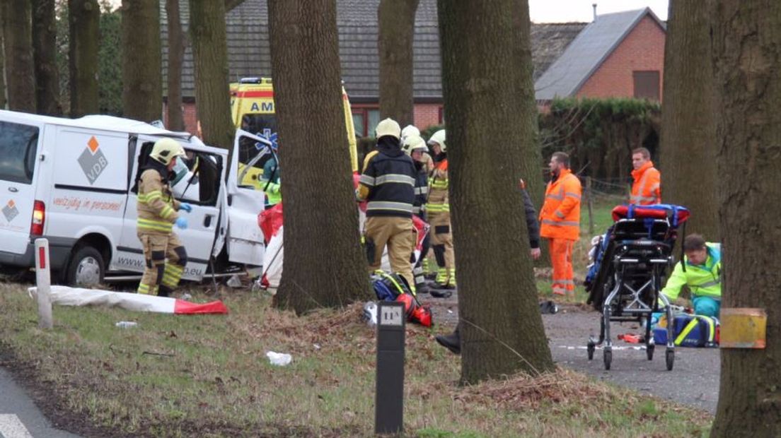Drie inzittenden van een bestelbusje zijn zondagmorgen ernstig gewond geraakt bij een ongeluk in Ederveen. Hun wagen botste tegen een boom.