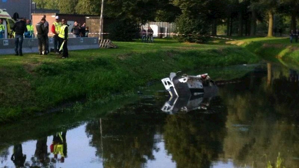 Auto te water op proef Aadorp in Hellendoorn Rally