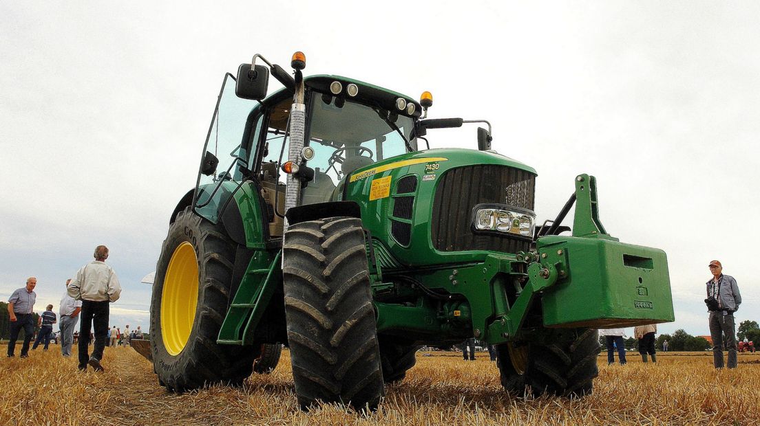 John Deere trekker op het land