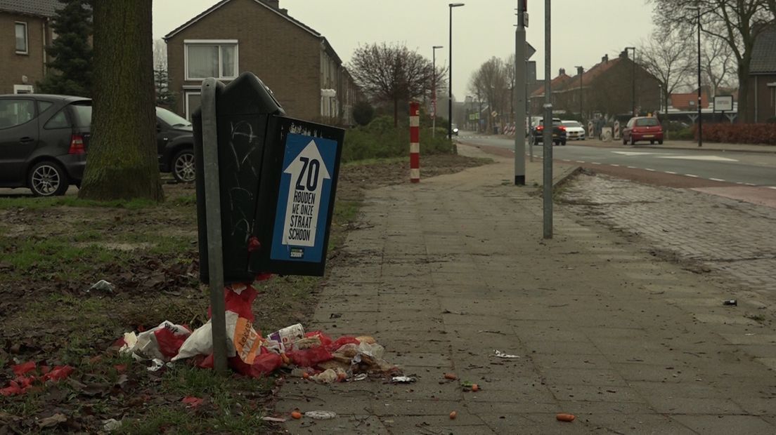 De schade als gevolg van de jaarwisseling in Tiel lijkt ongeveer gelijk aan die van vorig jaar: zo'n 15.000 euro. Dat meldt beheerder van de openbare ruimte Avri na een eerste inventarisatie. Er sneuvelden vooral bushokjes, lantaarnpalen en speeltoestellen. Daarnaast is er natuurlijk heel veel rommel. Alle capaciteit van Avri is nodig om de stad weer toonbaar te maken.