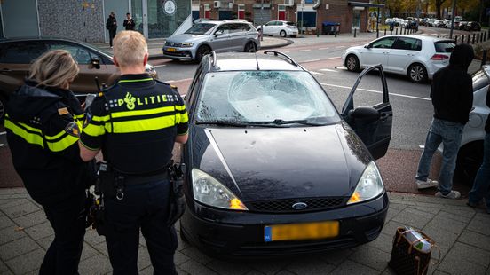 Meisje aangereden en maakt klap op voorruit. Meisje aangereden en maakt klap op voorruit.