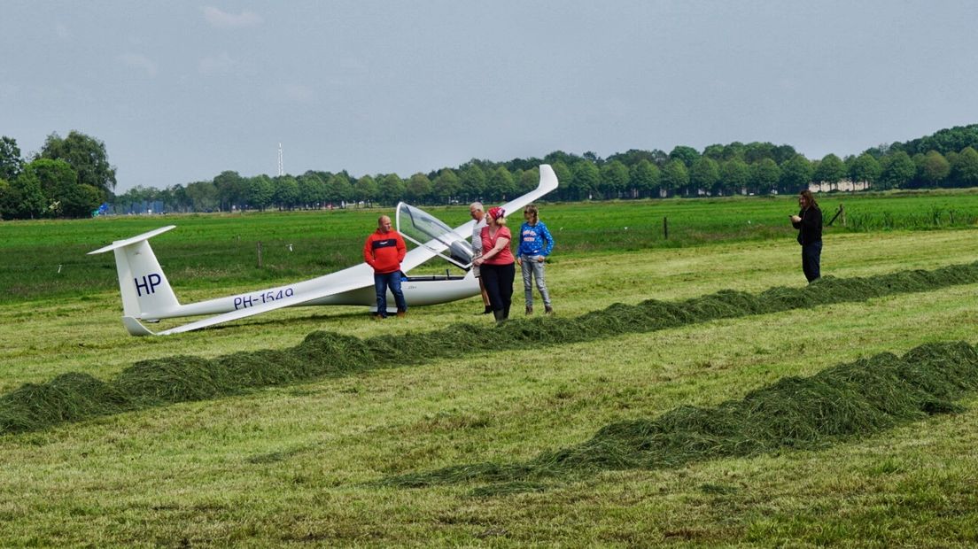Zweefvliegtuig maakt een noodlanding in Dieverbrug (Rechten: RTV Drenthe/Andries Ophof)