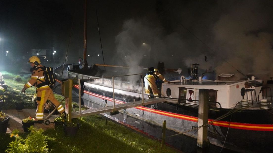 Brandweer blust brand aan boord van vrachtschip Anje in Hasselt