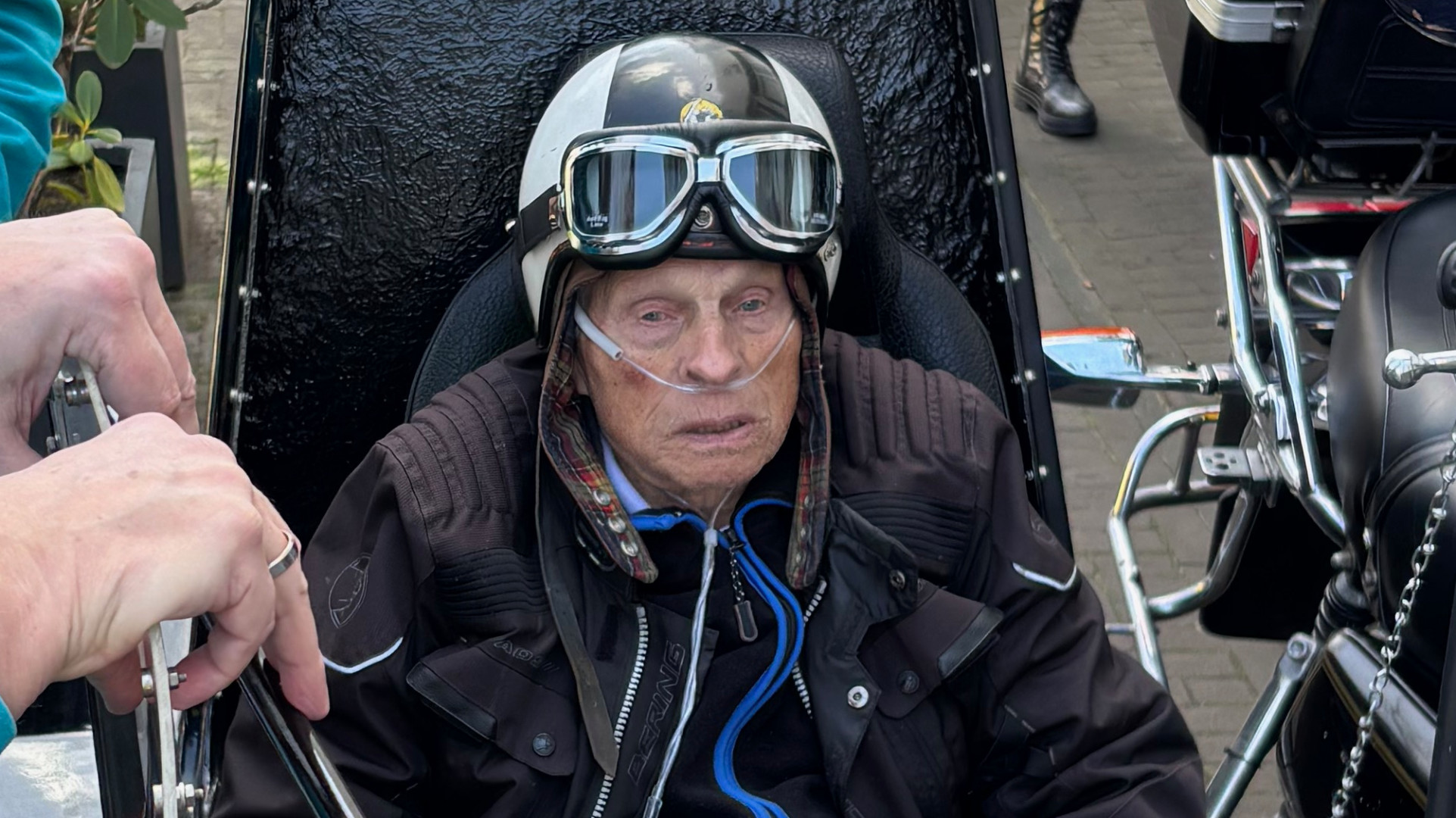 Wim van Duuren maakt zich op voor zijn laatste motortochtje