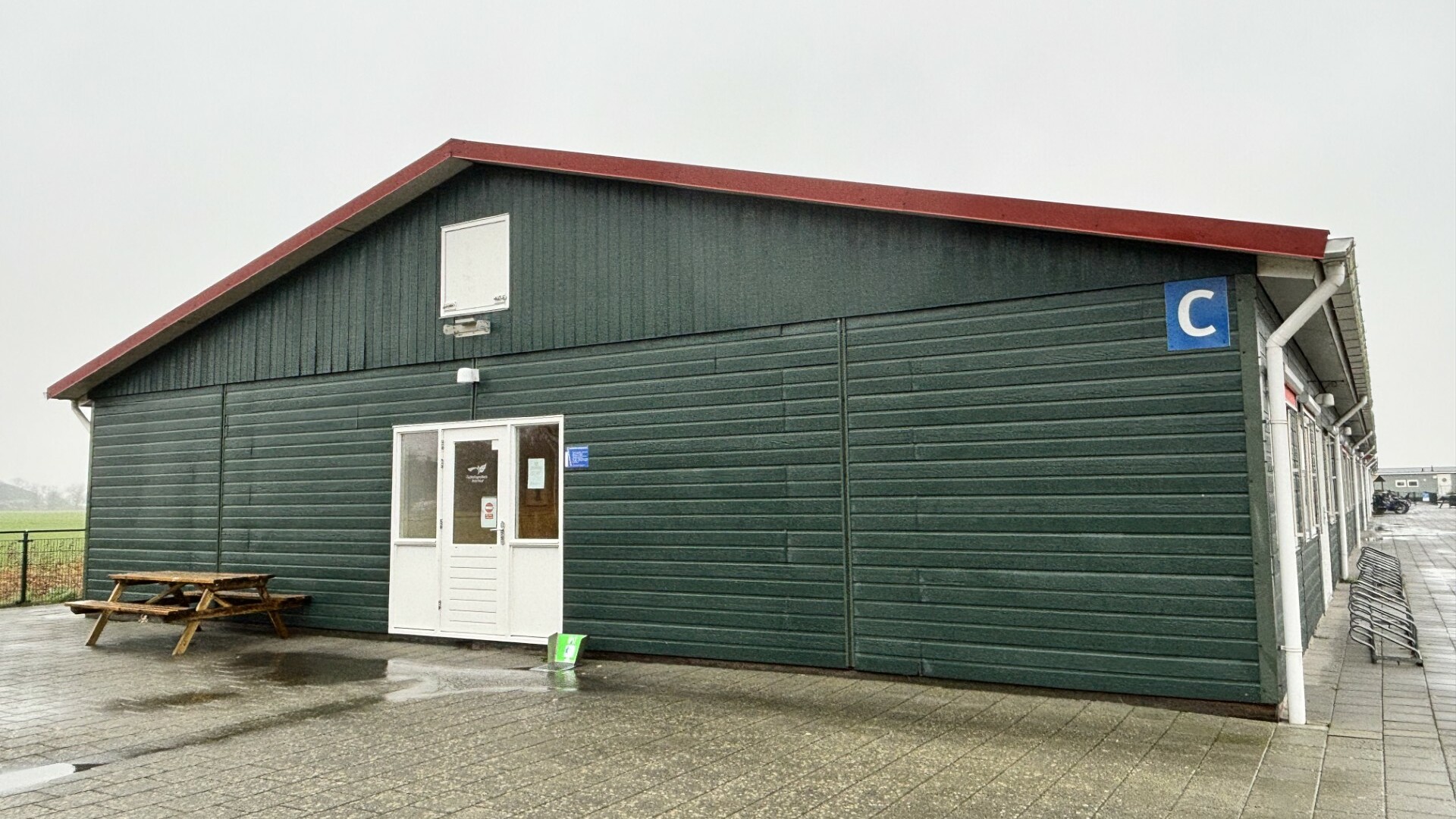 Het kantoor van VluchtelingenWerk op het azc van Sint Annaparochie