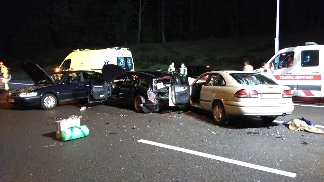 Op de A50 tussen Apeldoorn en Arnhem heeft zondagavond ter hoogte van Loenen een ongeval plaatsgevonden. Negen voertuigen zijn daarbij betrokken geraakt. Vijf wagens raakten ernstig beschadigd. Het is niet bekend of er gewonden zijn gevallen.