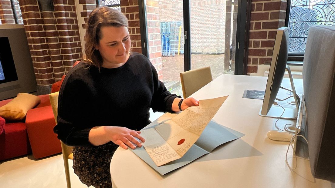 Ellen van der Velds-Broekhuizen bestudeert het eeuwenoude document