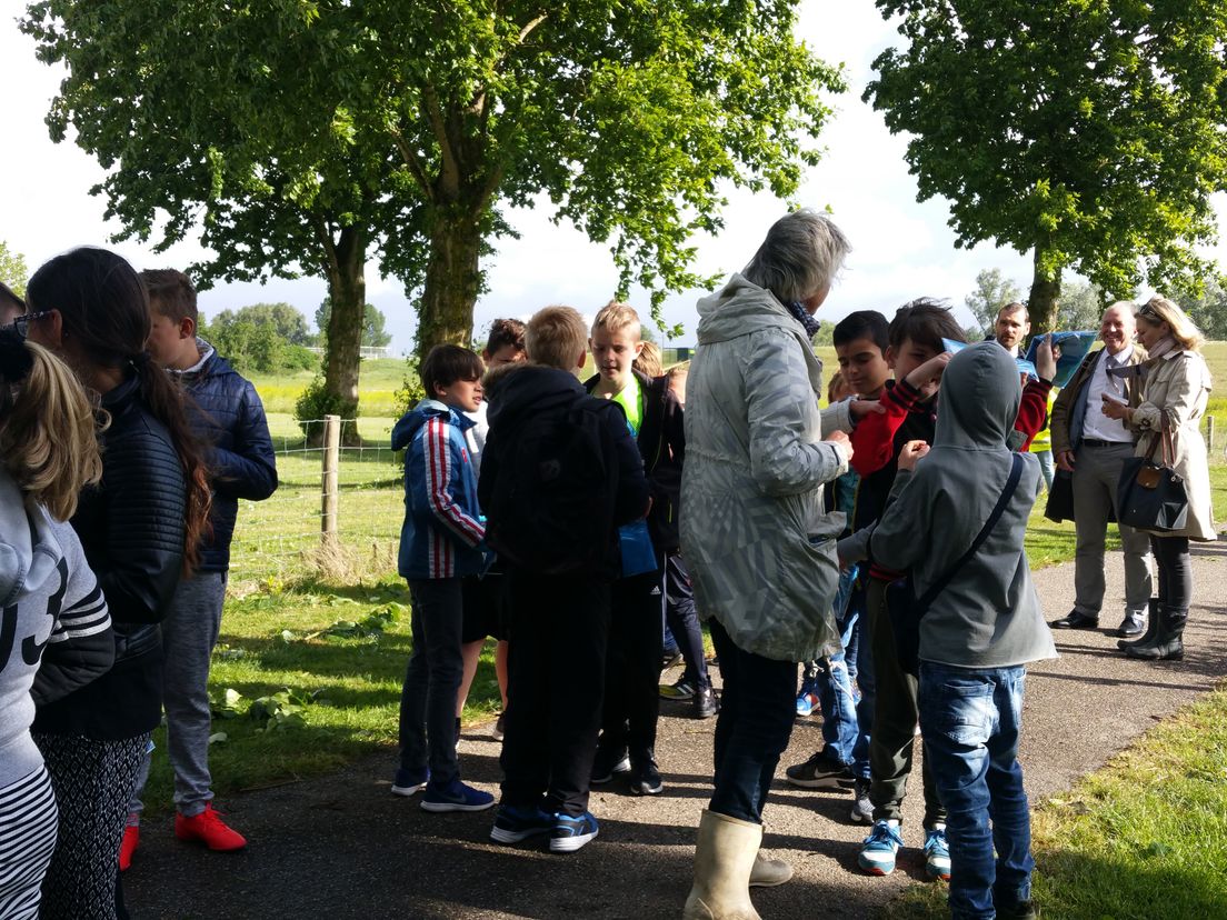 Kinderen helpen de dijk in Dordrecht inspecteren