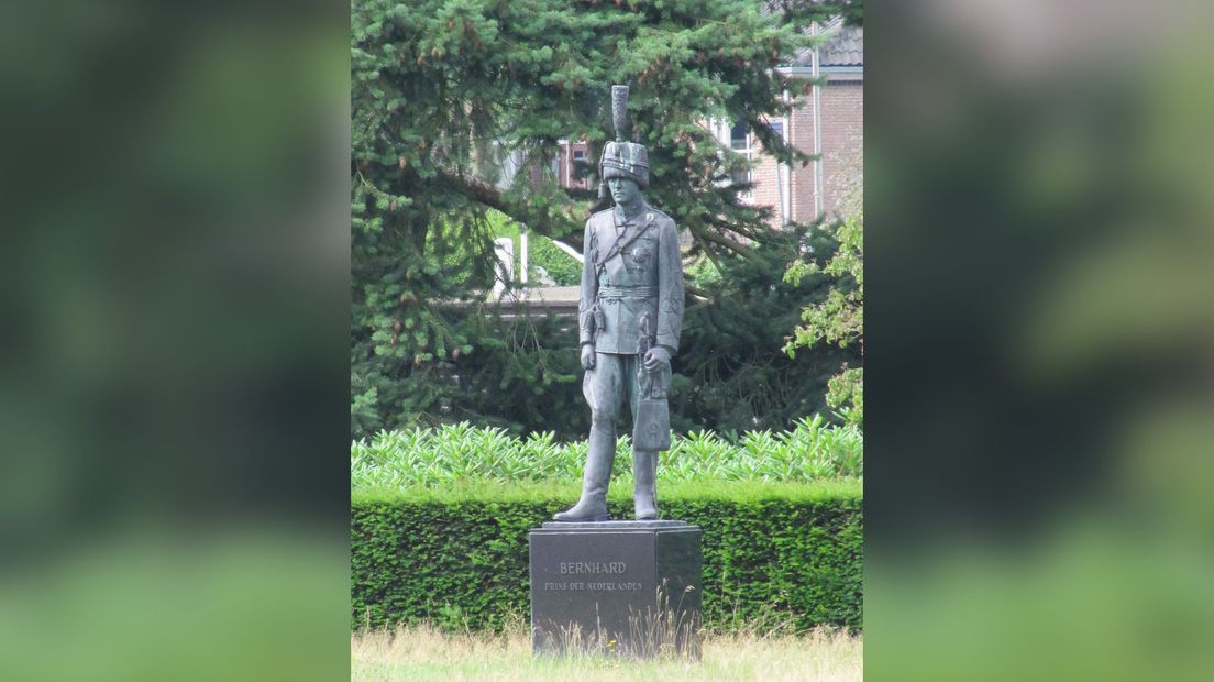 Het standbeeld in Amersfoort van Prins Bernhard.