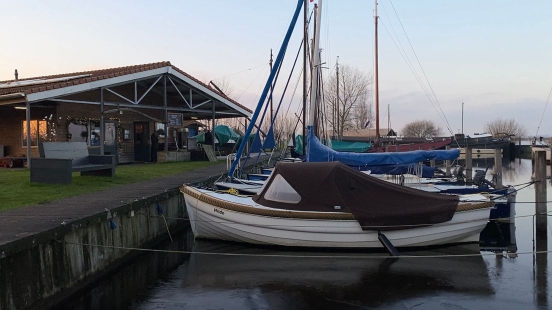 Ondanks het ijs op het water wordt er wel gezeild door toeristen