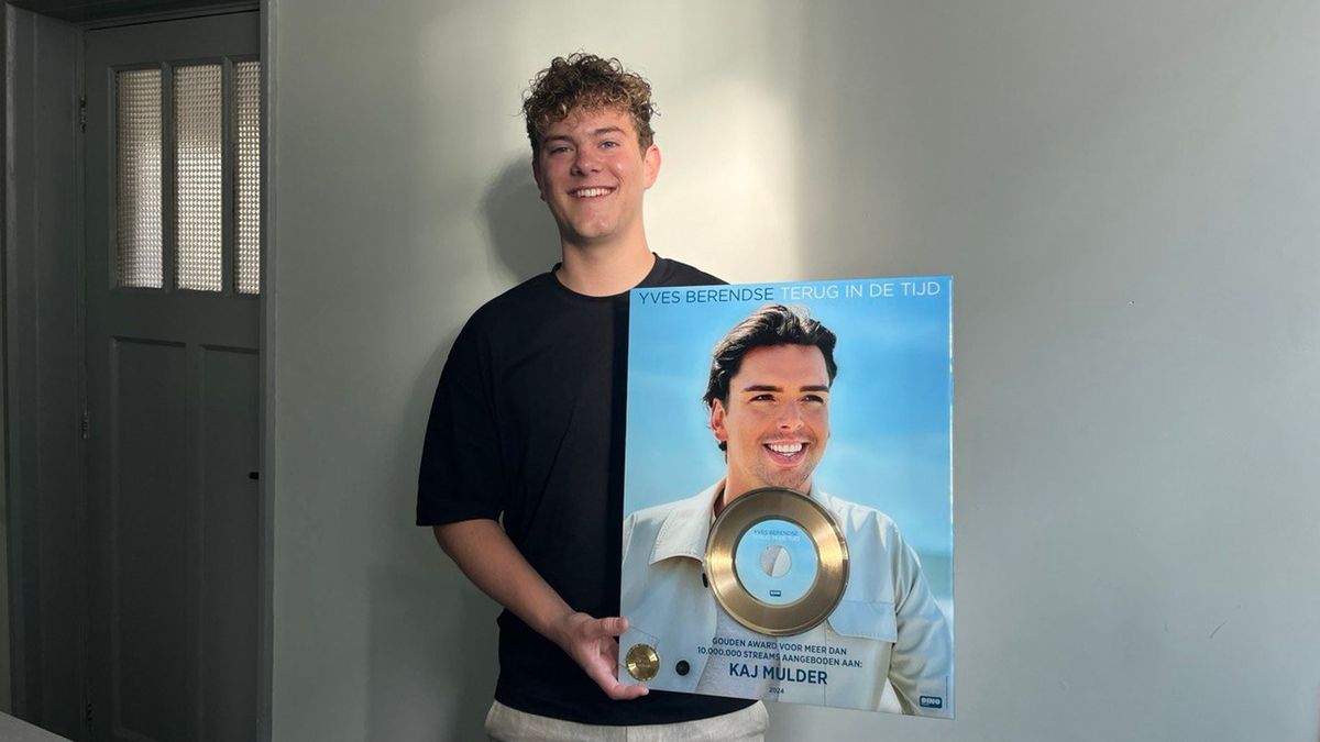 Kaj Mulder (17) uit Drouwenermond krijgt Gouden Plaat voor nummer 1-hit 'Terug in de tijd'
