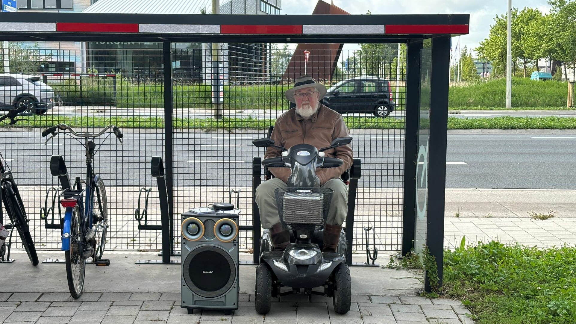 Doeke Plantinga stiet by de rûte del yn Ljouwert te supporterjen