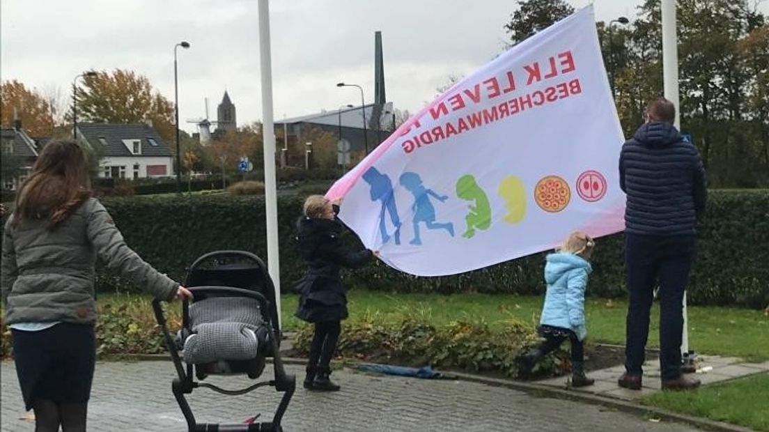Pro Life-vlag in Tholen: 'Abortus is een serieuze kwestie waar over gepraat moet worden'