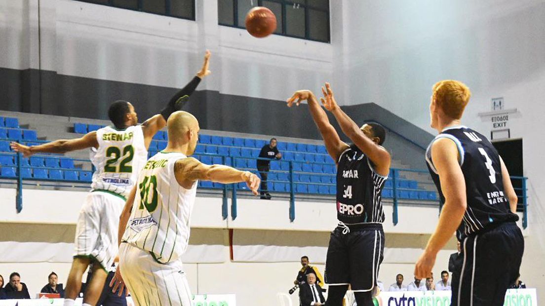 Lance Jeter torent boven de verdediging van Larnaca uit en legt aan voor een schot