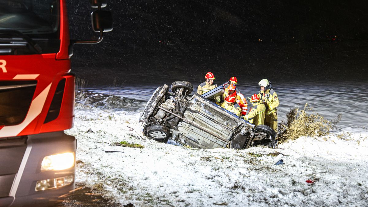 Auto eindigt op de kop in sloot bij Nieuw-Weerdinge