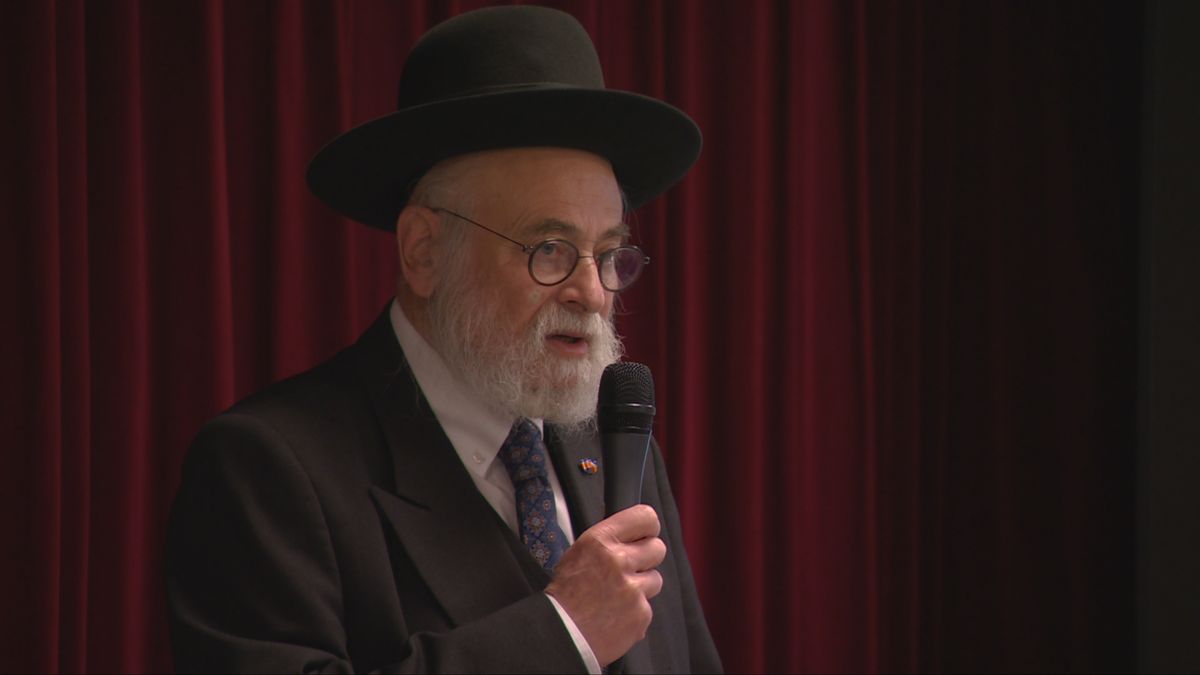 Opperrabbijn Jacobs verspreidt kennis over Holocaust op Leeuwarder school: 