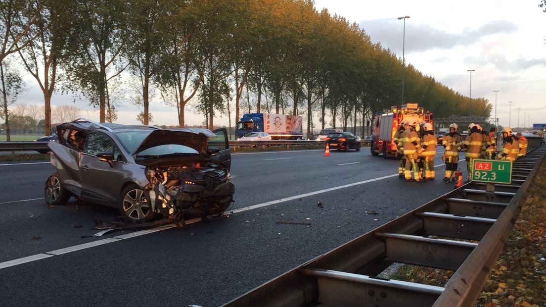 Een verkeersinfarct op de A2 bij Waardenburg donderdagmorgen. De weg zat richting Utrecht urenlang dicht na een ongeluk met meerdere auto's. Daarbij is een gewonde zijn gevallen, meldt de VerkeersInformatieDienst (VID).