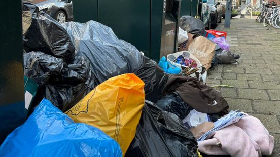Bergen afval naast containers, vuilnismannen hard bezig met inhaalslag: 'Het is abnormaal veel' Home