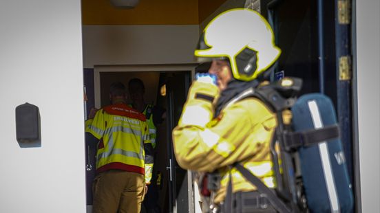 Brand bij wasmachine in Zutphen, één persoon ademt rook in