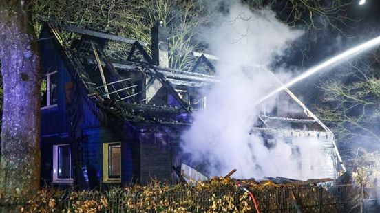 Woning verwoest bij brand • ongeval fietser. Woning verwoest bij brand • ongeval fietser.