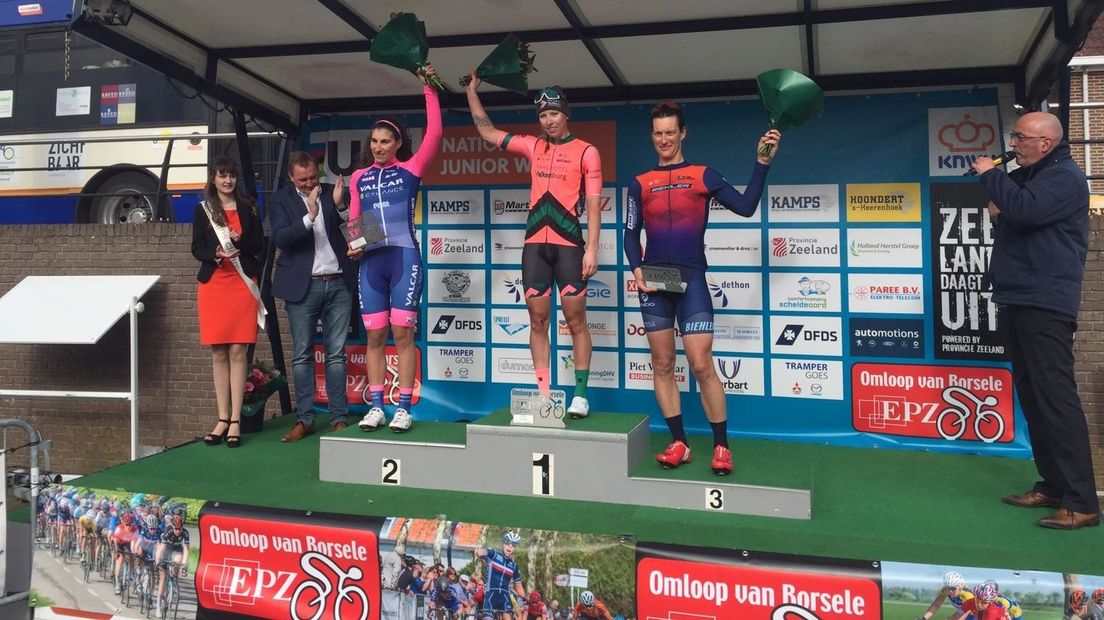 Lorena Wiebes verslaat titelverdedigster in wegwedstrijd Omloop van Borsele
