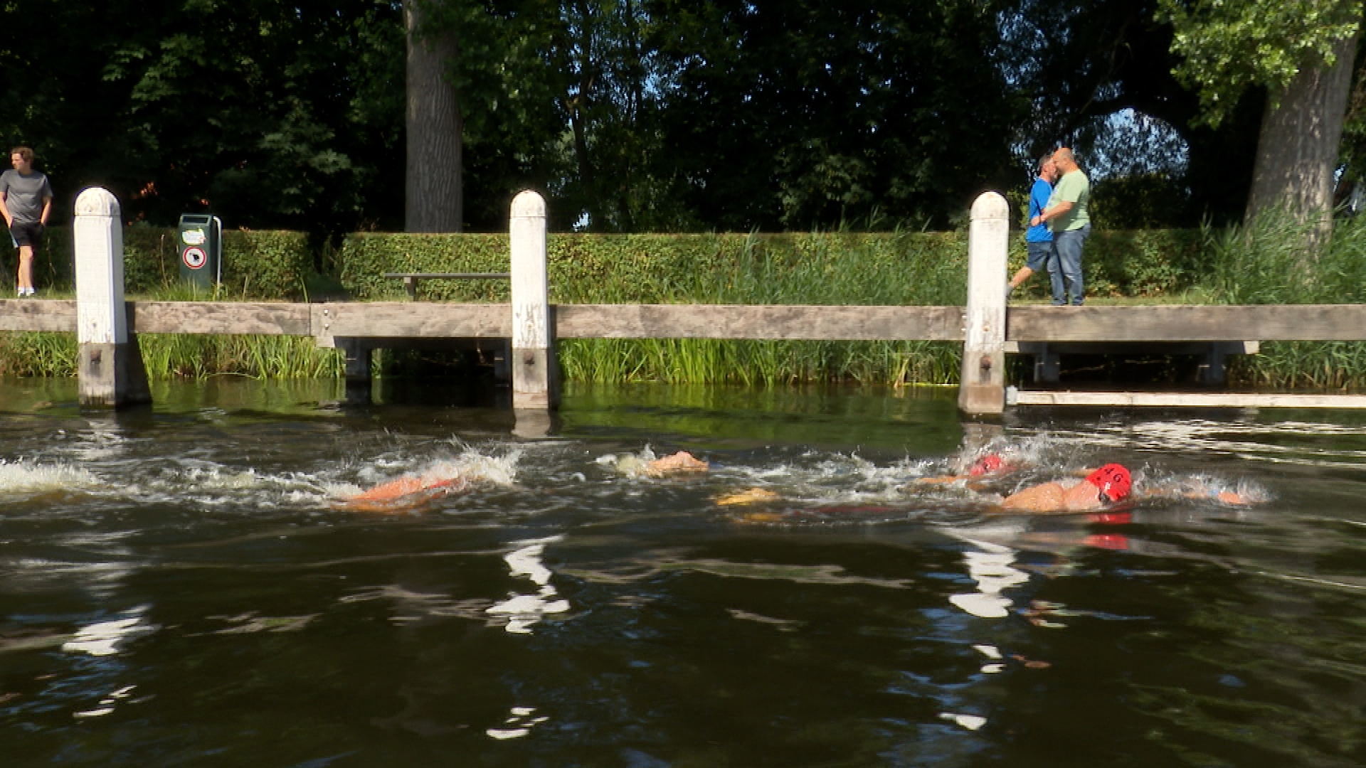 Drie zwemmers finishen binnen twee duizendsten bij openwaterwedstrijd Sluis