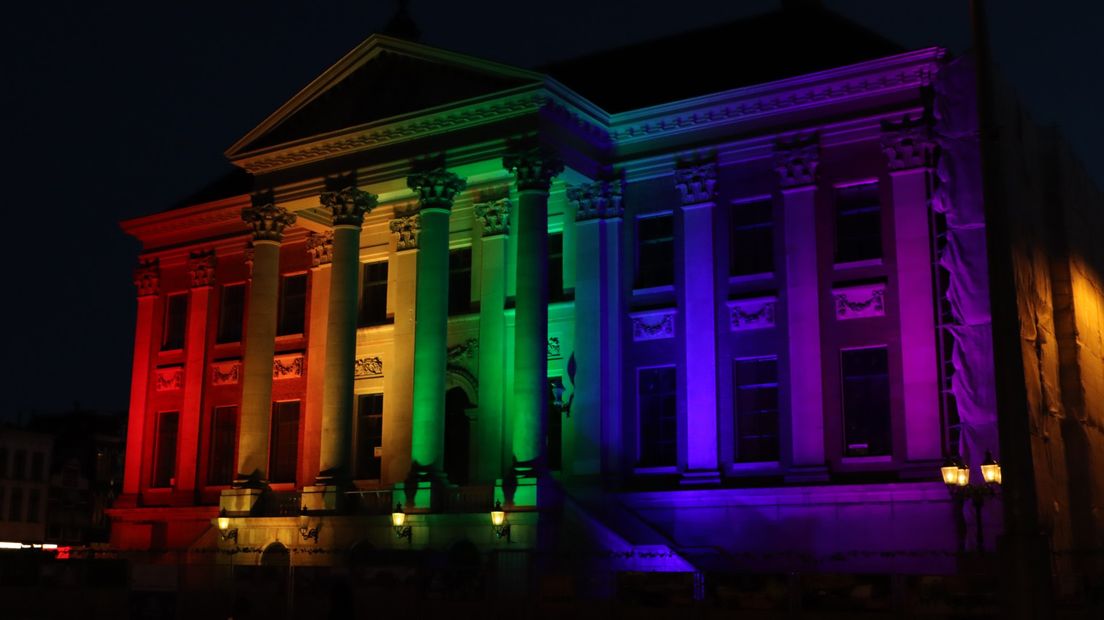Sinds 22:30 uur is het Stadhuis getooid in de kleuren van de regenboog