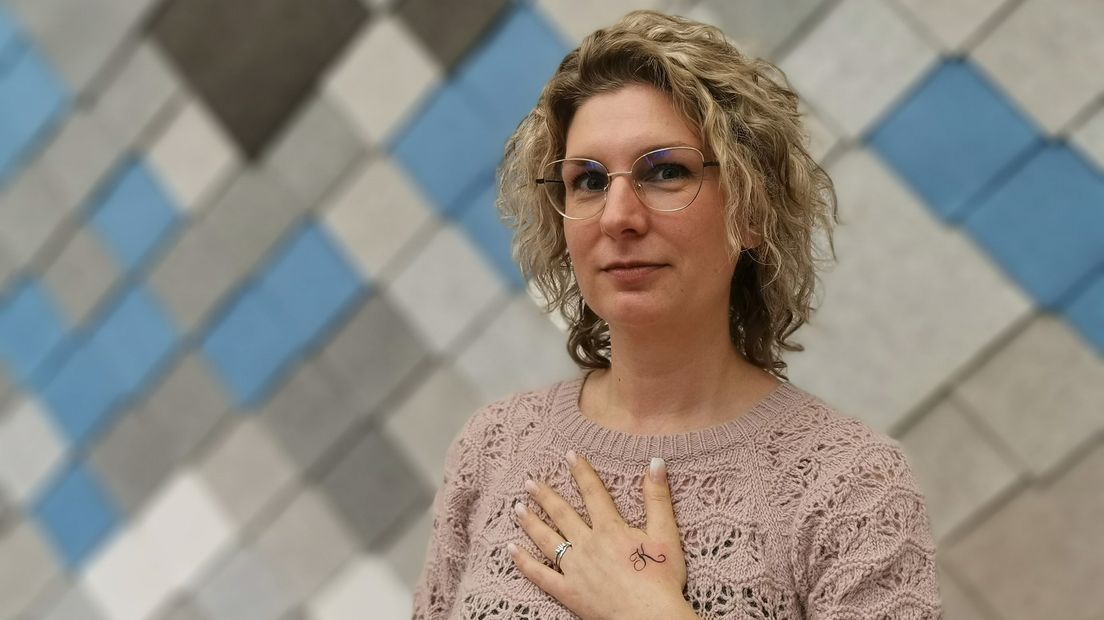 Joyce Brous met haar tatoeage