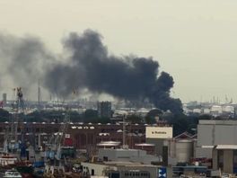 Gitzwarte rookwolken door brand op industrieterrein