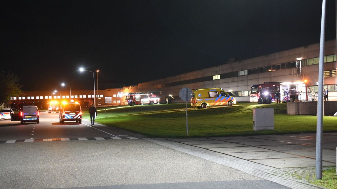 Hulpdiensten bij Bolletje in Almelo nadat daar brand is uitgebroken.