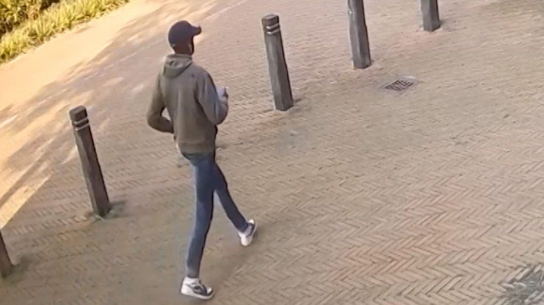 De verdachte tijdens het ophalen van de pas