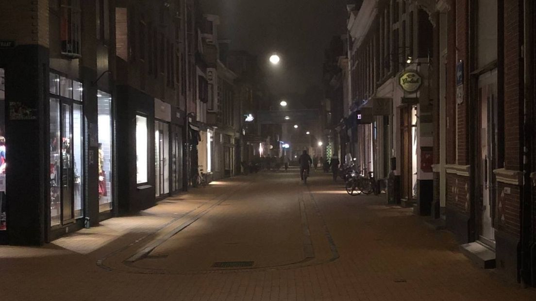 Een nachtelijke Folkingestraat in Stad