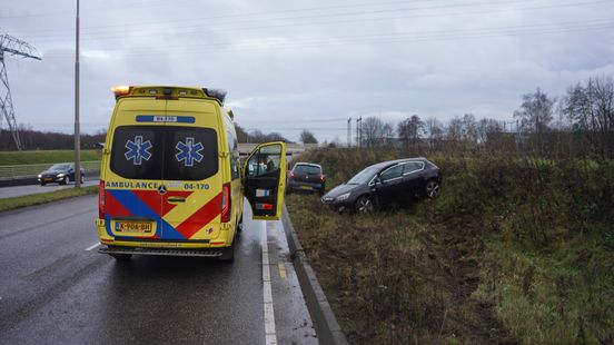 112 Nieuws: Gewonde bij aanrijding tussen autos in Zwolle | Vrachtwagencombinaties van transportbedrijf gestolen. 112 Nieuws: Gewonde bij aanrijding tussen autos in Zwolle | Vrachtwagencombinaties van transportbedrijf gestolen.
