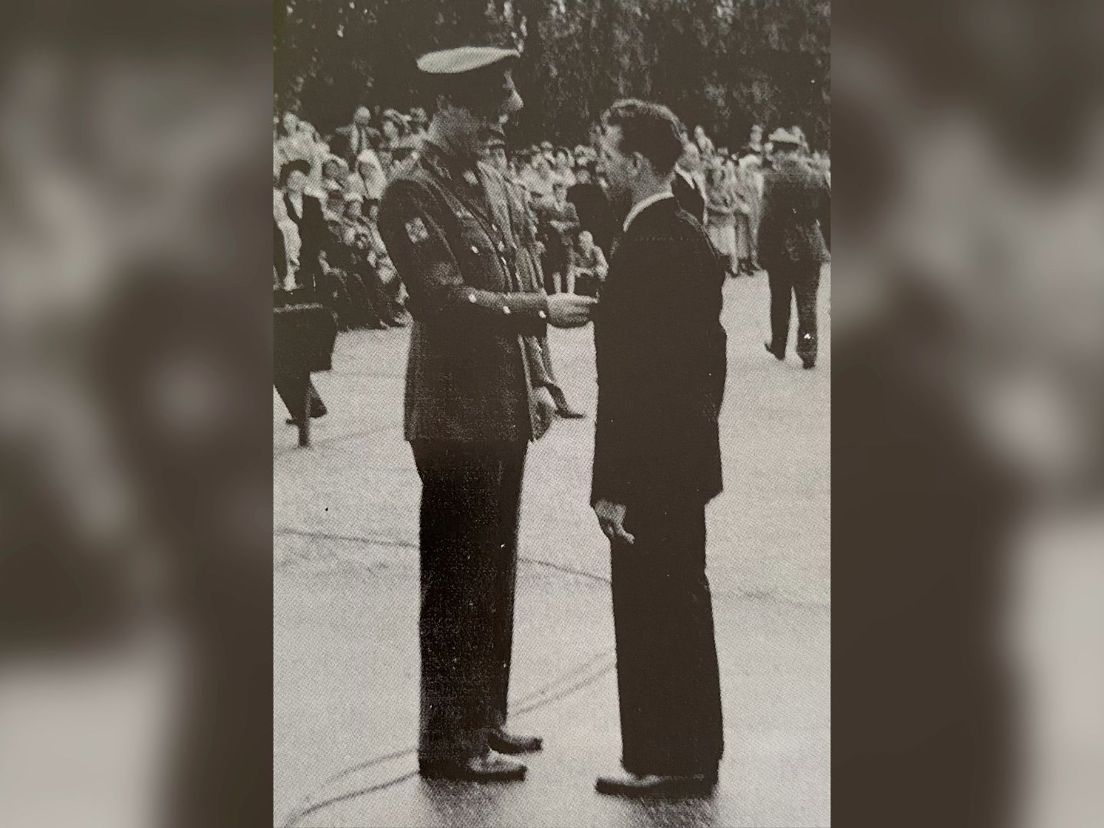 Uit handen van prins Bernhard ontvangt Henk Huisman in 1950 de Bronzen Leeuw
