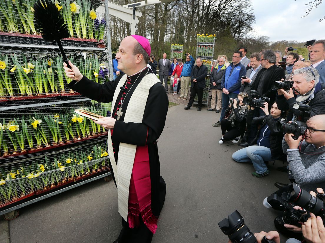 Hans van den Hende, de bisschop van Rotterdam, zegende vorig jaar ook al de bloemen.