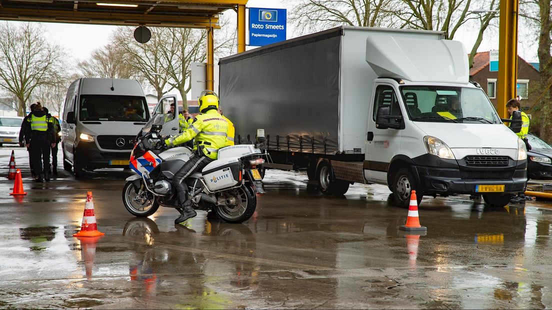 Controle onder het afdak van Roto Smeets