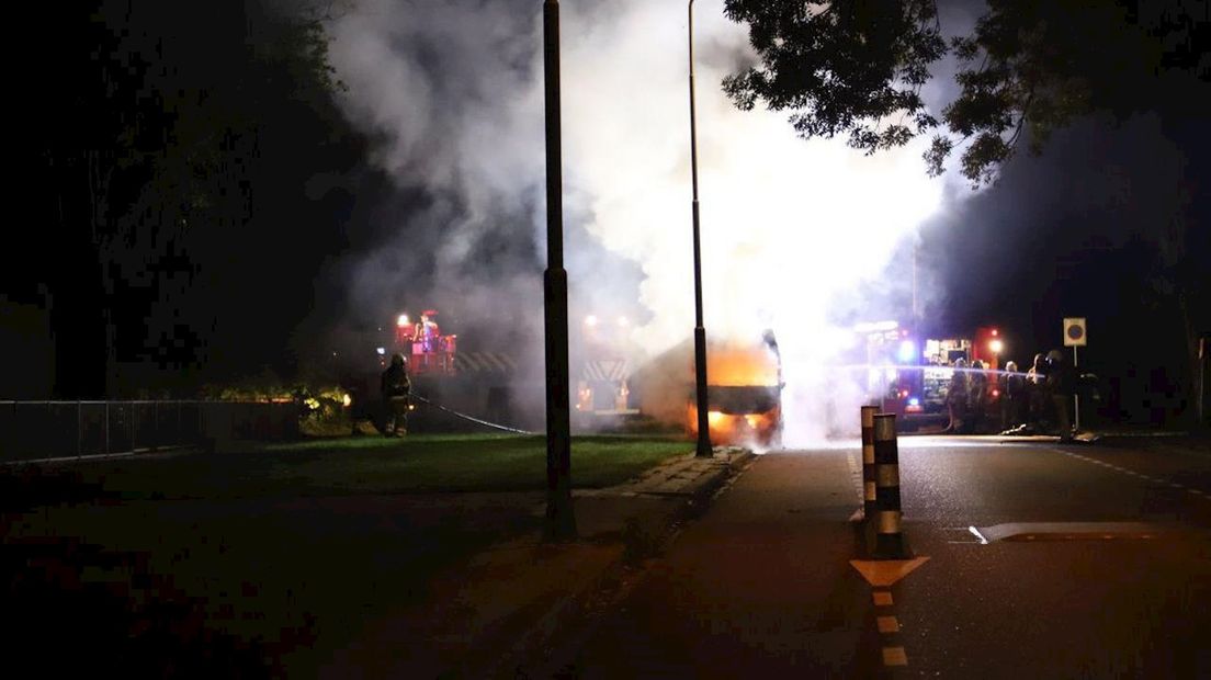 Bestelbus brandt uit in Kampen