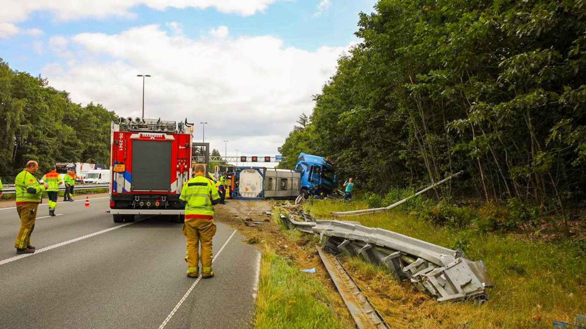 Vrachtwagen met trailer gekanteld op snelweg: chauffeur naar het ziekenhuis