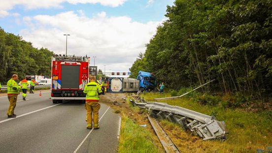 Lange file na kantelen vrachtwagen met trailer op snelweg