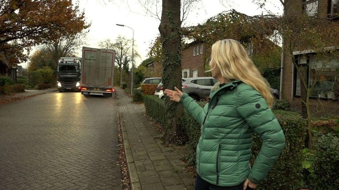 Aan de Volmolenweg is het dagelijks een komen en gaan van vrachtwagens.