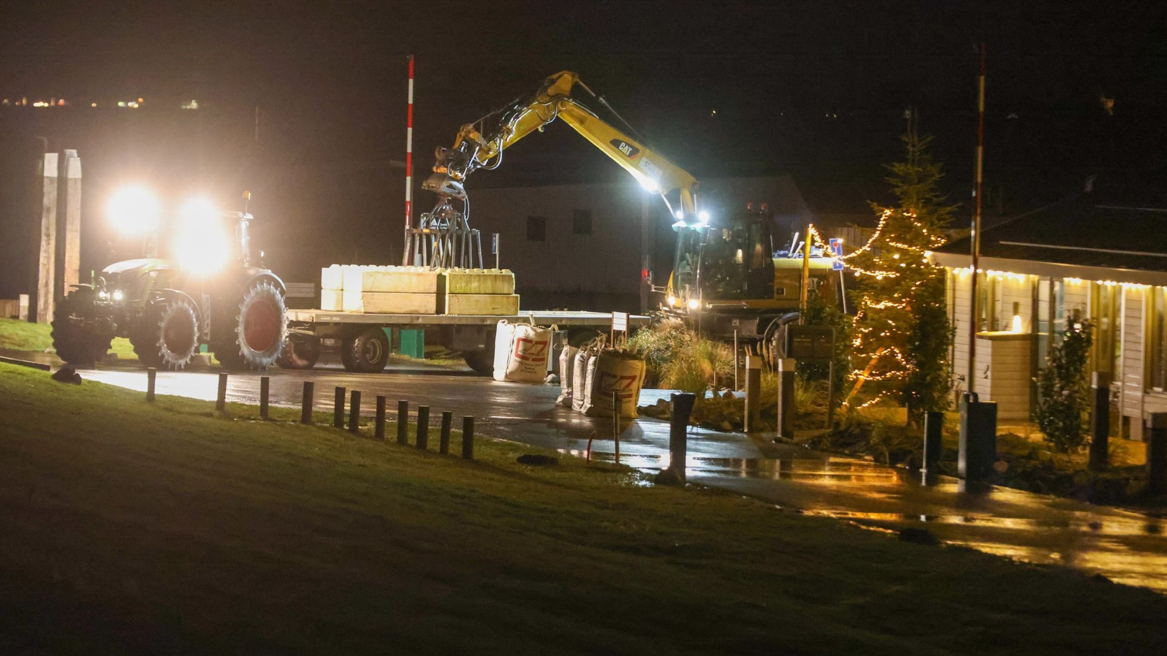 Op diverse locaties in Fryslân zijn zandzakken geplaatst tegen het hoge water