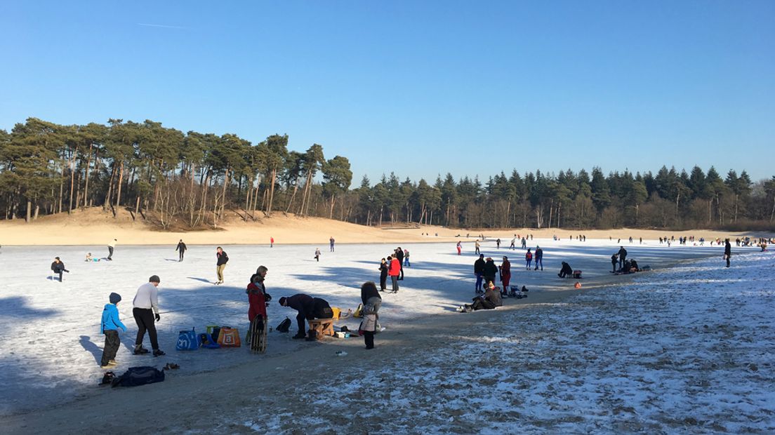 Het is druk op het Henschotermeer.